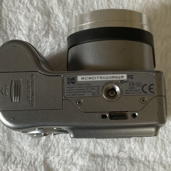 Kodak Metallic Silver and Black Camera Easyshare Z740 - Picture 3 of 5